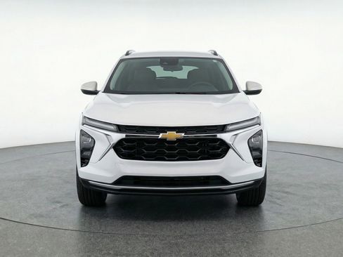 Used 2025 Chevrolet Trax LT FWD image 2