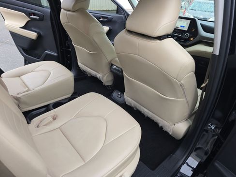 Used 2023 Toyota Highlander XLE image 17