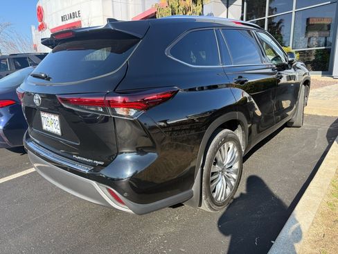 Used 2024 Toyota Highlander Platinum image 7