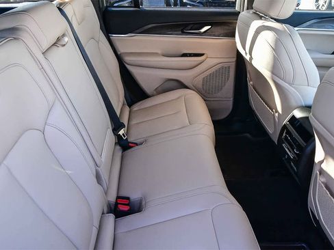 New 2025 Jeep Grand Cherokee Limited image 18