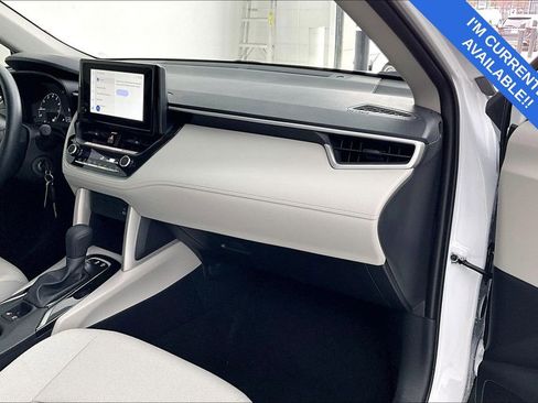 Used 2025 Toyota Corolla Cross L image 21