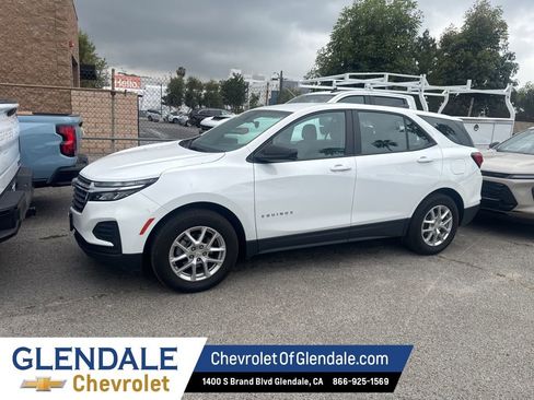Used 2023 Chevrolet Equinox LS image 2