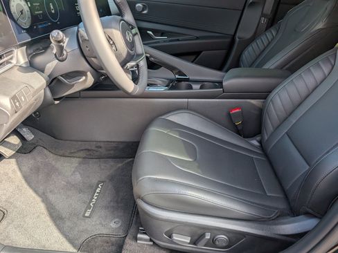 Used 2025 Hyundai Elantra Limited image 14