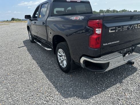 Used 2023 Chevrolet Silverado 1500 LT AWD/4WD image 3