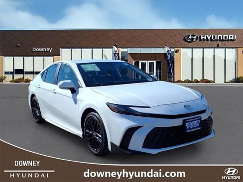 Used 2025 Toyota Camry SE FWD image 3