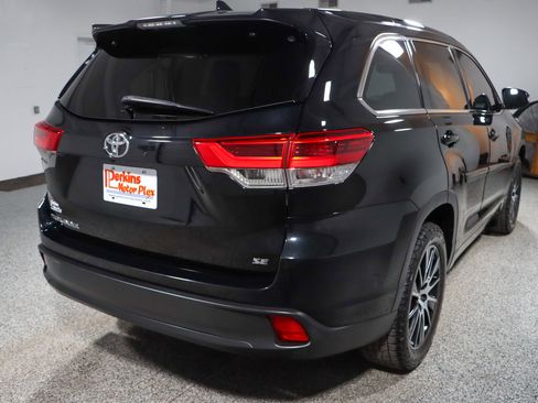 Used 2018 Toyota Highlander SE image 7