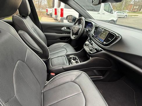 Used 2026 Chrysler Pacifica Limited image 11