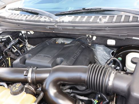 Used 2018 Ford Expedition XLT image 28