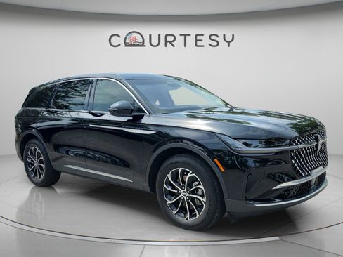 Used 2025 Lincoln Nautilus Premier AWD/4WD image 7