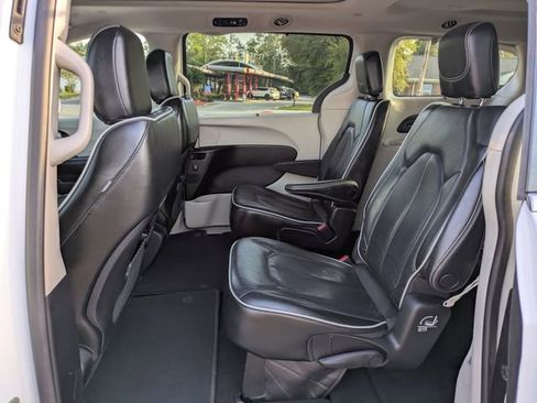 Used 2022 Chrysler Pacifica Limited FWD image 18