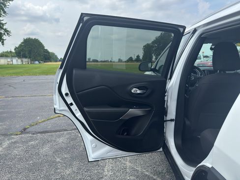Used 2019 Jeep Cherokee Latitude w/ Popular Appearance Group AWD/4WD image 15