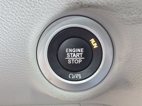 Used 2017 Chrysler Pacifica Touring w/ Tire & Wheel Group FWD image 19