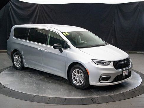 Used 2024 Chrysler Pacifica Touring-L FWD image 3