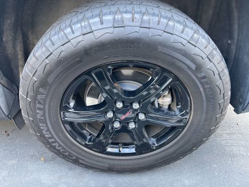 Used 2023 GMC Acadia AT4 w/ Technology Package AWD/4WD image 3