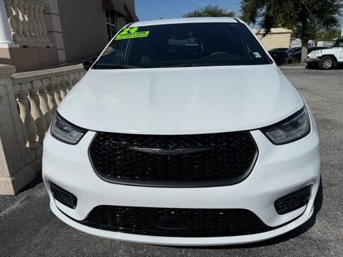 Used 2024 Chrysler Pacifica Limited FWD image 2