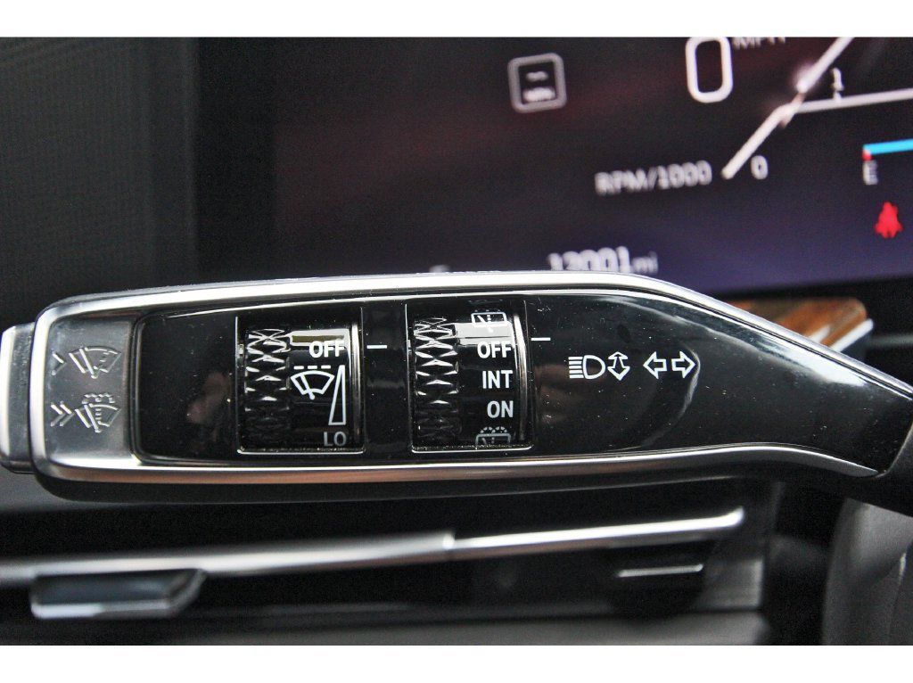 Used 2026 Cadillac Escalade Platinum Sport w/ LPO, ONYX Package AWD/4WD image 18