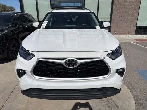 Used 2022 Toyota Highlander XLE AWD/4WD image 7