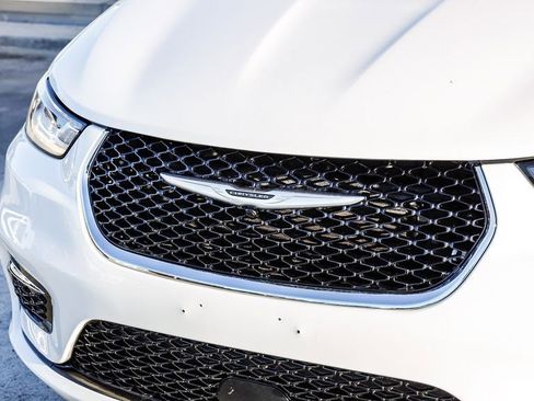 Used 2022 Chrysler Pacifica Touring-L FWD image 6