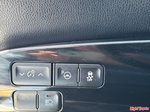 Certified 2017 Toyota Prius Three Touring FWD image 29