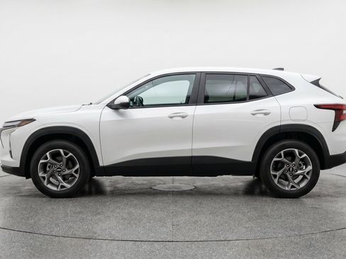 Used 2025 Chevrolet Trax LT FWD image 5