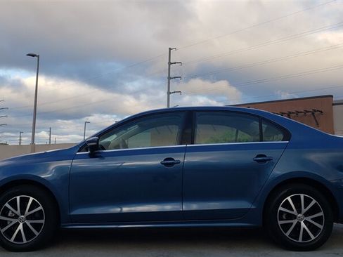 Used 2018 Volkswagen Jetta SE FWD image 2