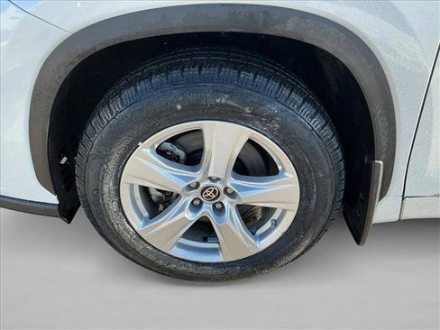 Used 2024 Toyota Highlander LE image 9