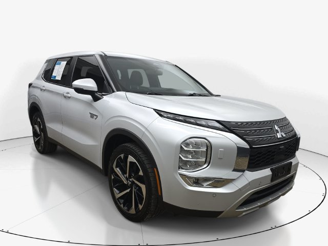 Used 2024 Mitsubishi Outlander 4WD Plug-In Hybrid image 3