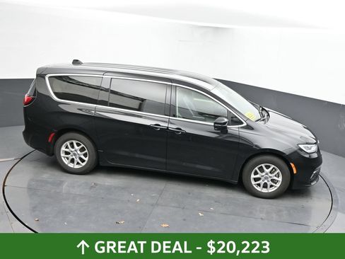 Used 2023 Chrysler Pacifica Touring-L FWD image 38