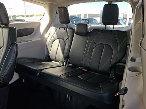 Used 2024 Chrysler Pacifica Touring-L FWD image 11