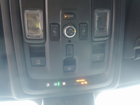 Used 2025 Chevrolet Suburban High Country image 28