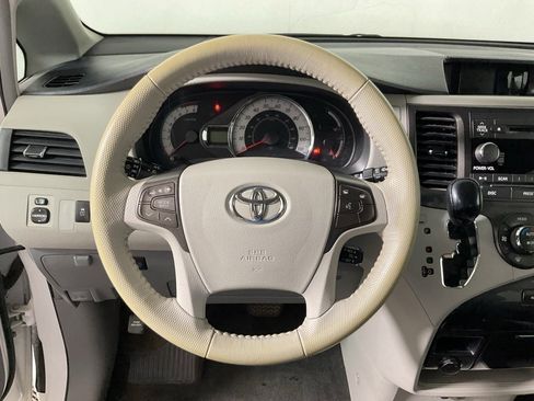 Used 2012 Toyota Sienna SE image 18