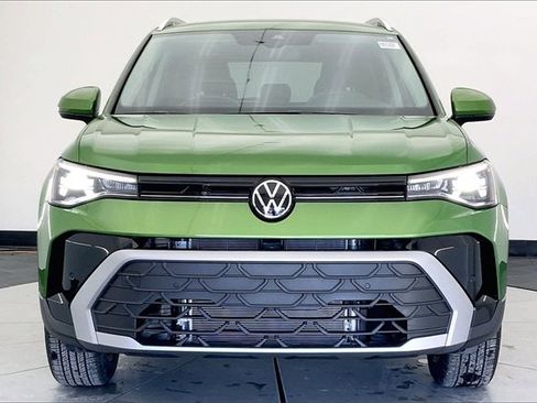 New 2026 Volkswagen Taos SE image 3