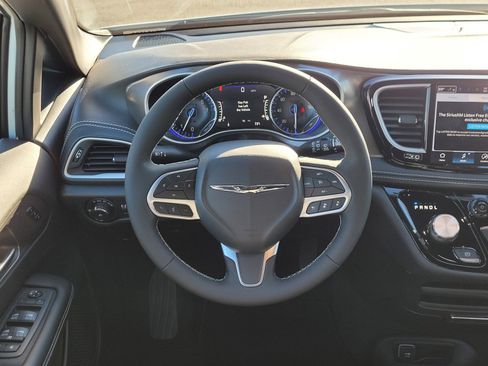 New 2026 Chrysler Pacifica Select image 10