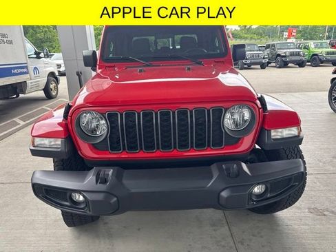 Used 2024 Jeep Gladiator Sport AWD/4WD image 2