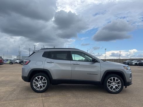 Used 2022 Jeep Compass Latitude AWD/4WD image 22