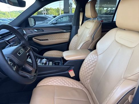 Used 2023 Jeep Grand Cherokee Summit AWD/4WD image 5