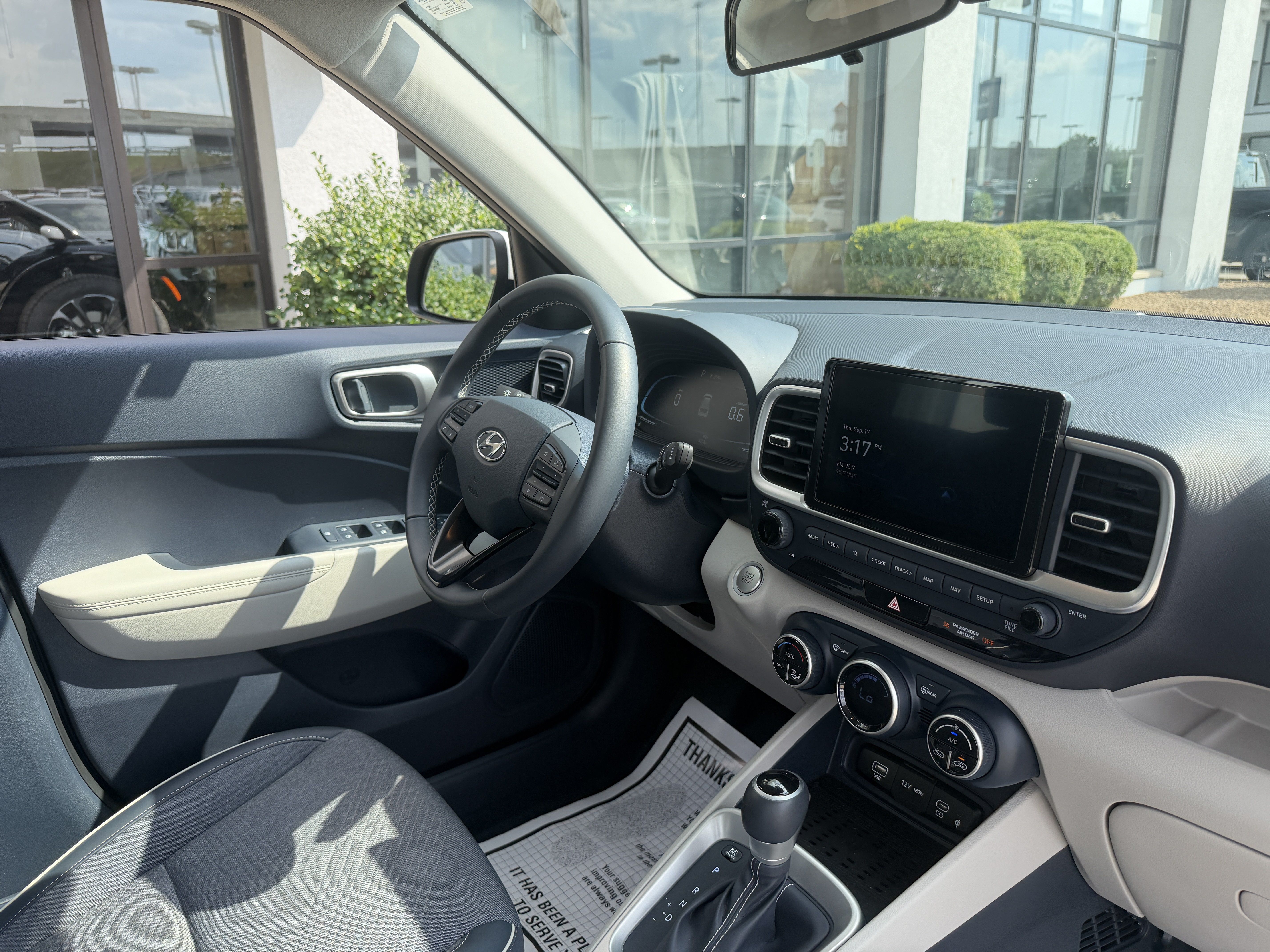 Certified 2025 Hyundai Venue Limited FWD image 22