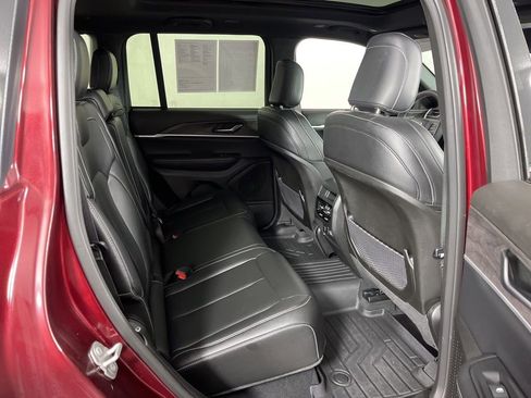 Used 2024 Jeep Grand Cherokee Limited w/ Black Appearance Package image 13