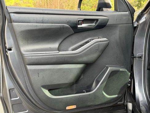Used 2020 Toyota Highlander XLE image 15