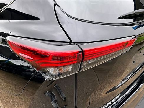 Used 2023 Toyota Highlander XLE AWD/4WD image 29