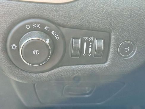 Used 2018 Jeep Cherokee Limited w/ Technology Group image 18