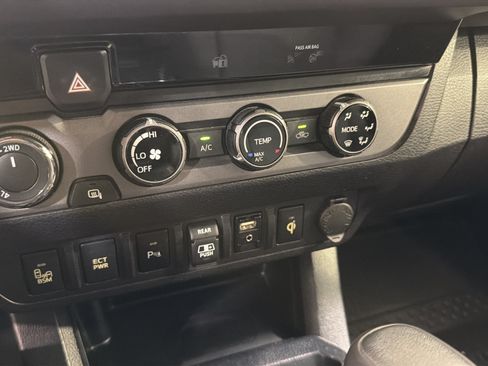 Used 2018 Toyota Tacoma TRD Sport w/ Technology Package AWD/4WD image 19