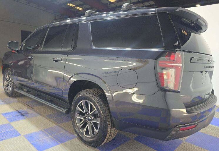 Used 2023 Chevrolet Suburban Z71 w/ Luxury Package AWD/4WD image 2