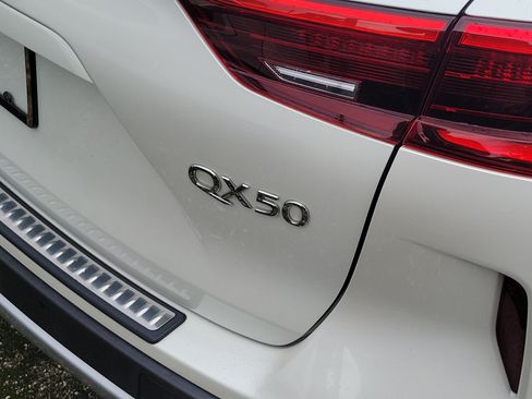 Used 2019 INFINITI QX50 Essential w/ Proactive Package FWD image 5