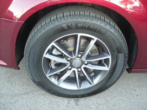 Used 2017 Dodge Grand Caravan SXT image 4