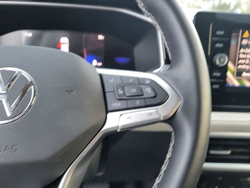 Used 2025 Volkswagen Taos SE w/ Black Wheel Package image 20