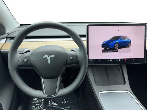 Used 2023 Tesla Model Y 2WD image 17