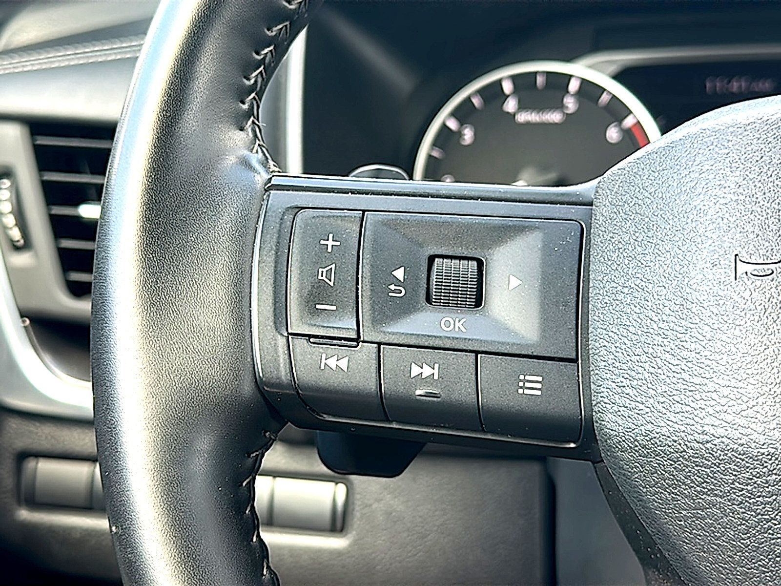 Used 2025 Nissan Rogue SV FWD image 31