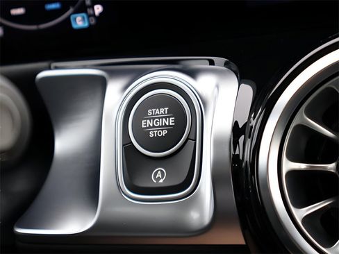 New 2025 Mercedes-Benz GLB 250 4MATIC image 28