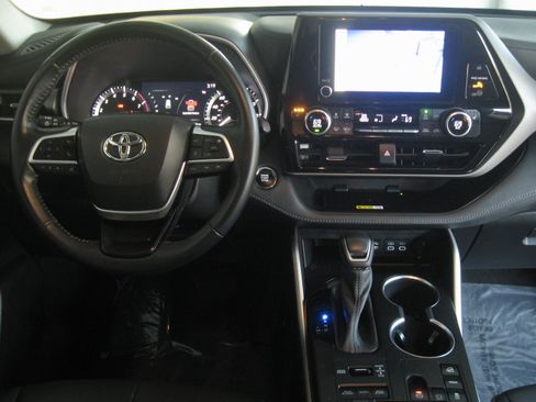 Certified 2023 Toyota Highlander XLE image 2